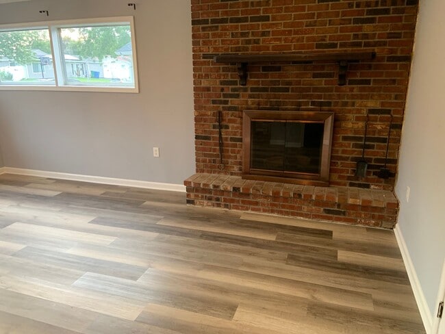 Building Photo - Beautiful Large 3 bedroom 2 bath in Levitt...