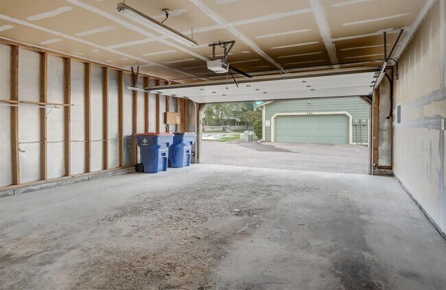 Building Photo - FULLY FURNISHED + ALL UTILITIES INCLUDED!