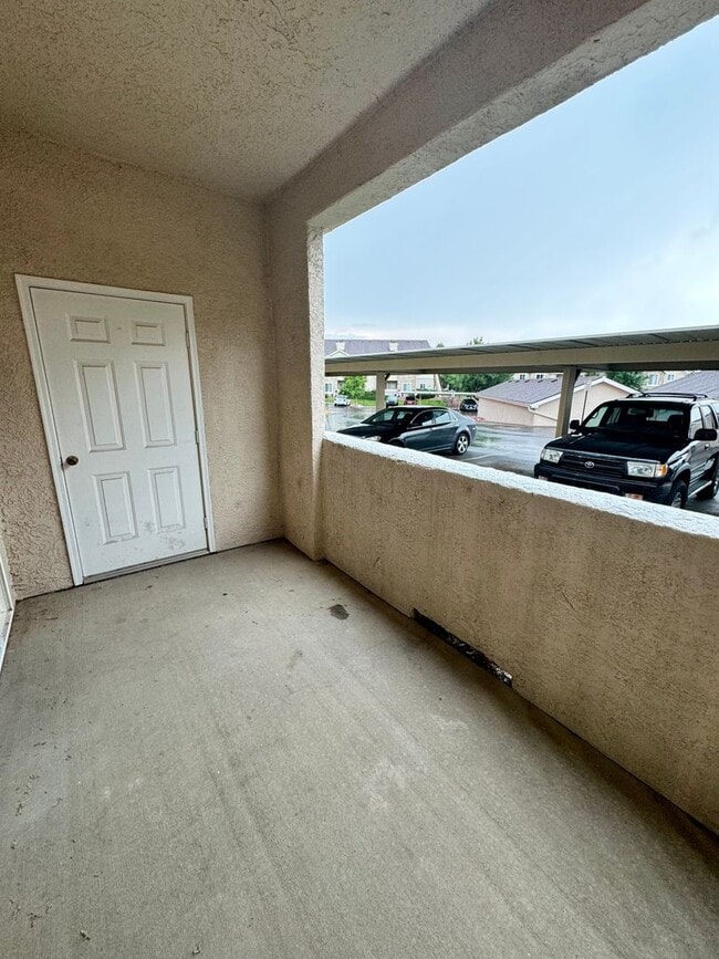 Building Photo - Gated West Side 2 bedroom/2 bath condo