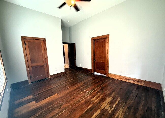 Building Photo - Historic 2-Bed Home in Downtown LC with Original Hardwood Floors and High Ceilings