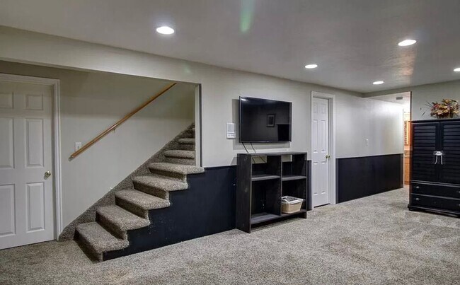 Building Photo - 6 Bedroom Home For Rent In Rexburg!!