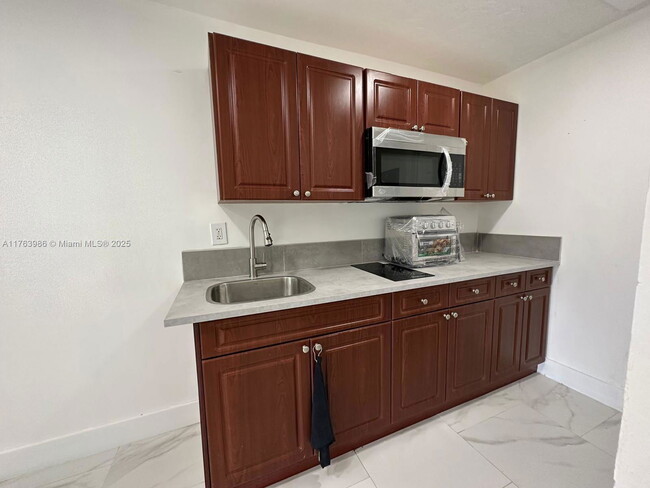 Building Photo - 2320 SW 44th St