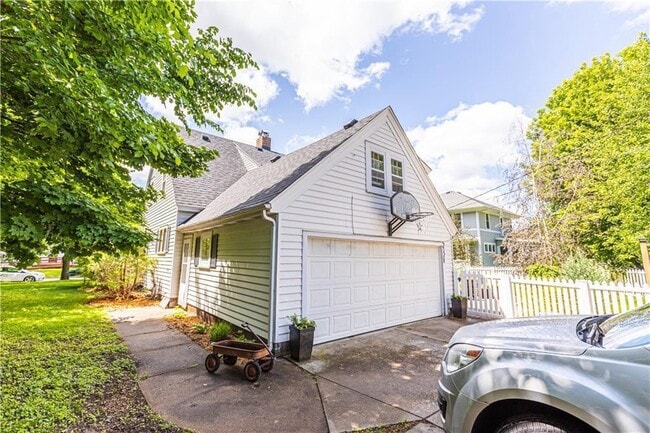 Building Photo - Stunning 4-Bedroom Home with Attached Garage and Fenced Yard