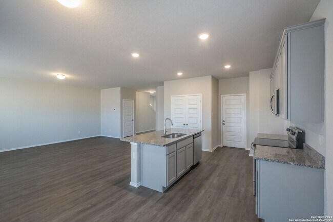 Building Photo - 4 Bedrooms 2 and 1/2 Baths