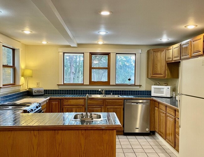 Building Photo - Roomy 4 Bed, 2 Bath