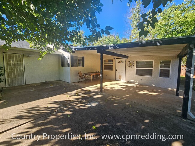 Building Photo - Price Reduced! Spacious House with Landsca...
