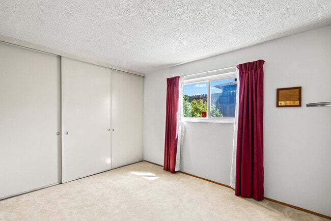 Building Photo - Charming and Immaculate Home for Rent in S...