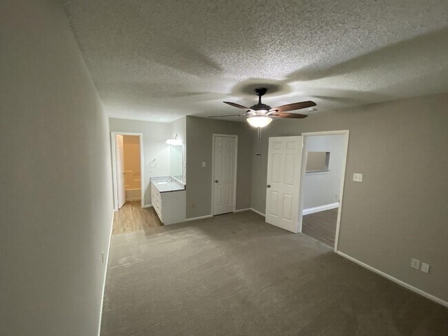 Building Photo - 1105 Montclair Dr