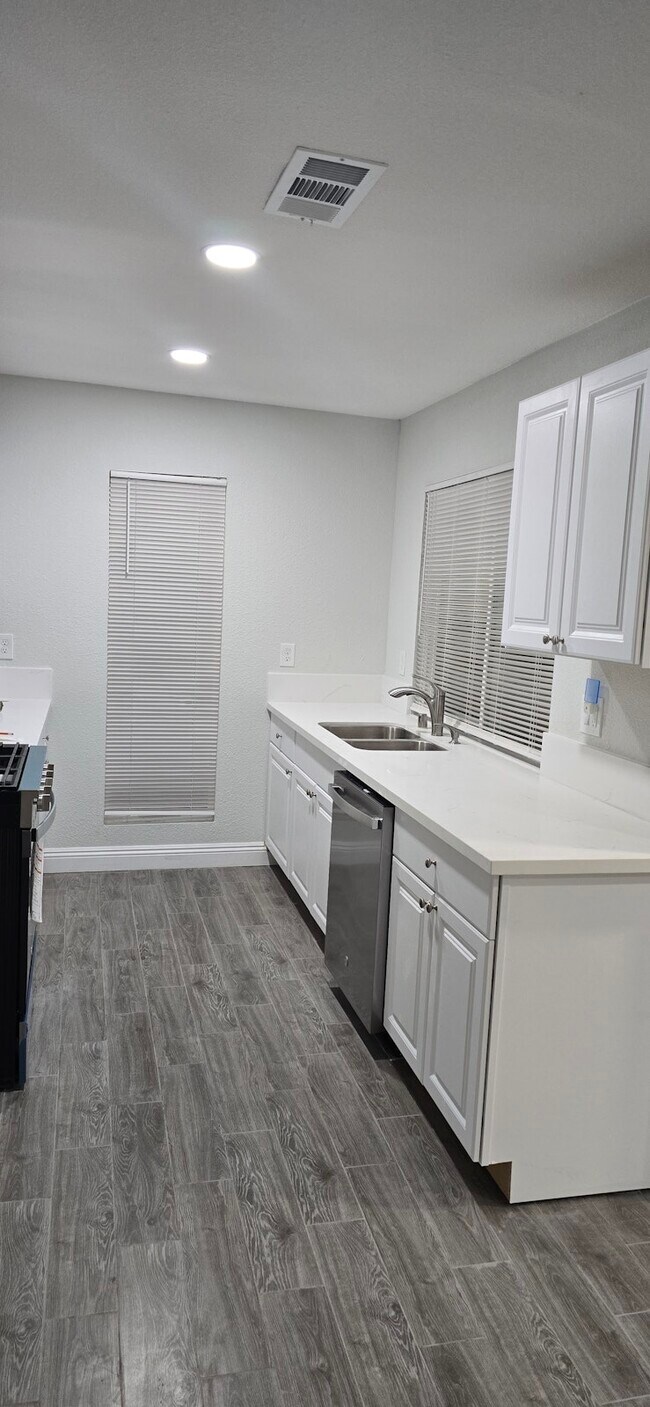 Primary Photo - 1405 E Vegas Valley Dr