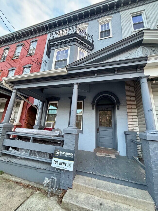 Building Photo - 690 Columbia Ave