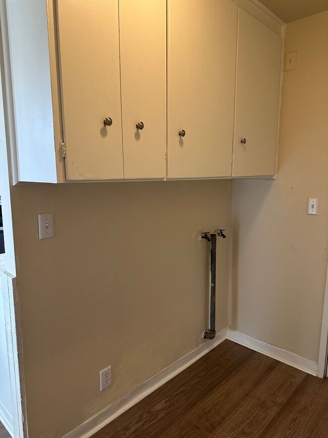 Building Photo - Charming 2 bed 1 bath house in a great nei...
