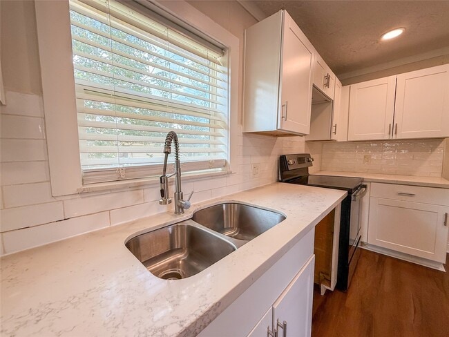 Building Photo - 6009 Jerrycrest Dr