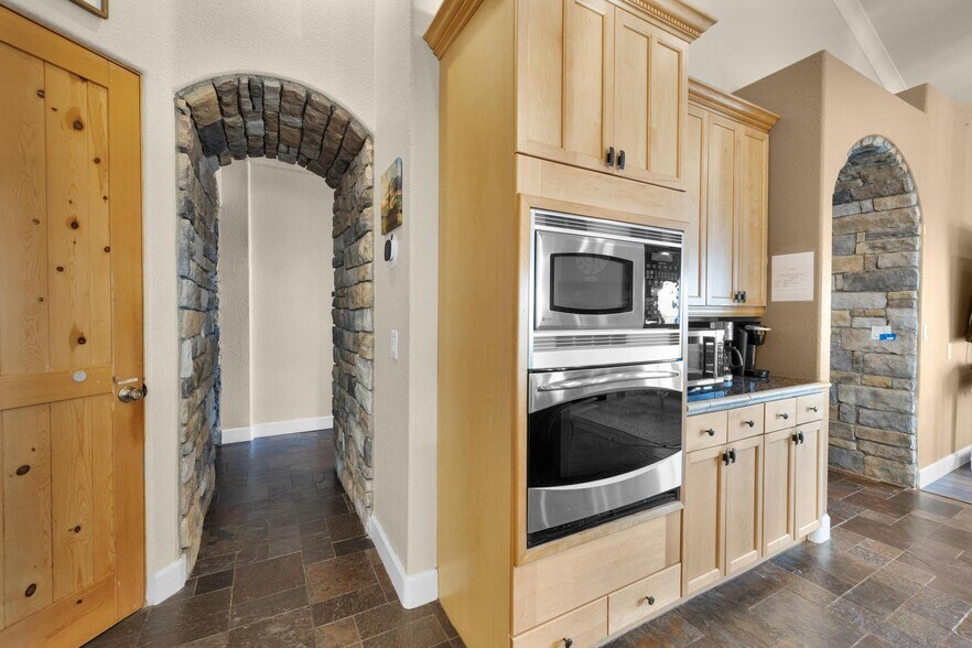 Building Photo - 27495 Linnel Ln