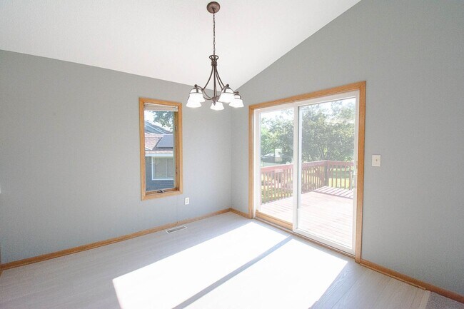 Building Photo - Pristine, Bright, and Move-In Ready in SW Rochester!