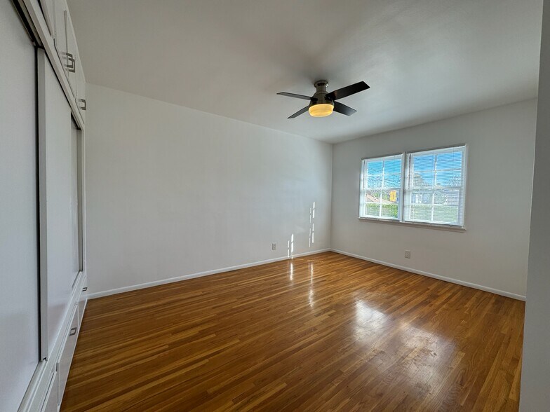 Full of natural light and built-in storage - 1380 Masselin Ave