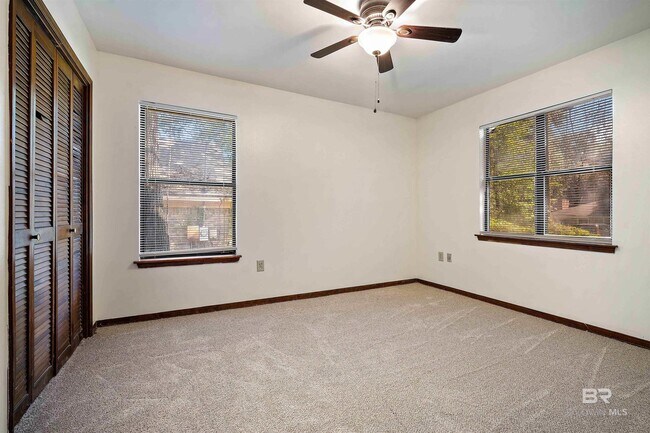 Building Photo - 908 Schaub Ave