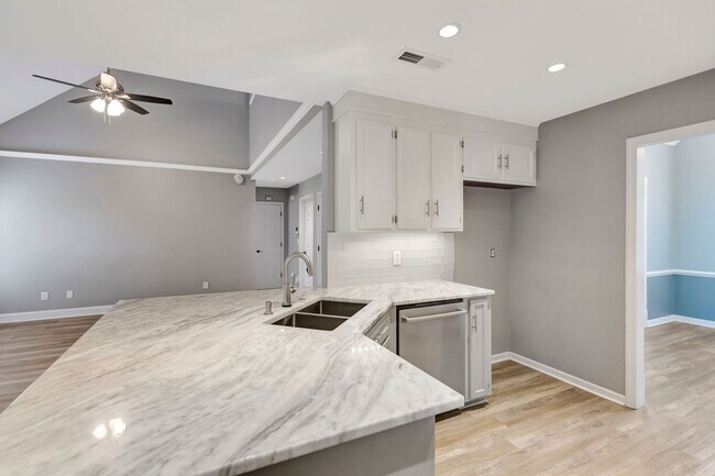 Building Photo - Beautiful Home in The Hamlets