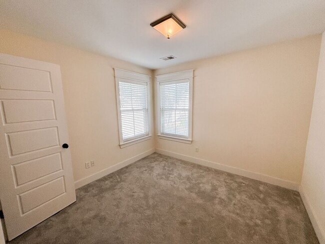 Building Photo - 1051 Phillips Park Dr