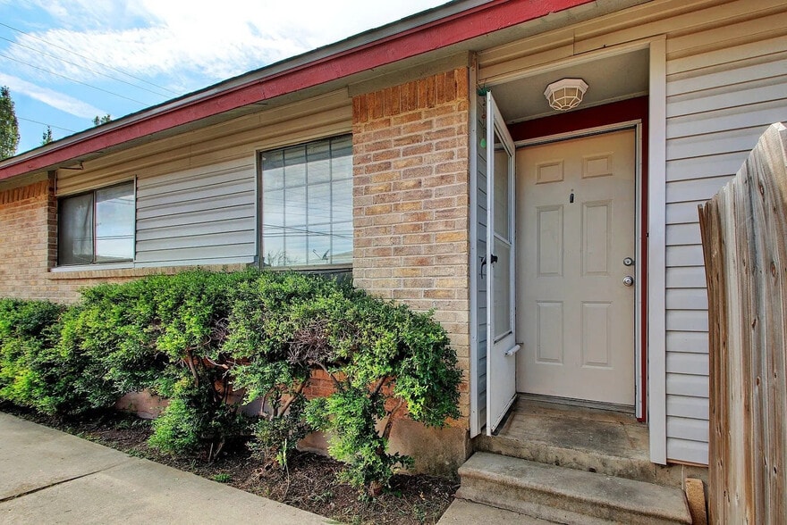 Building Photo - Room in Duplex on Luther Dr