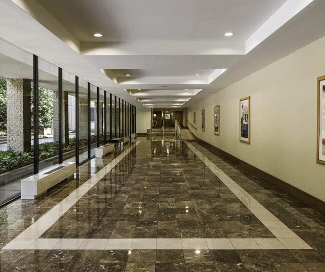 Building Photo - 1600 S Eads St