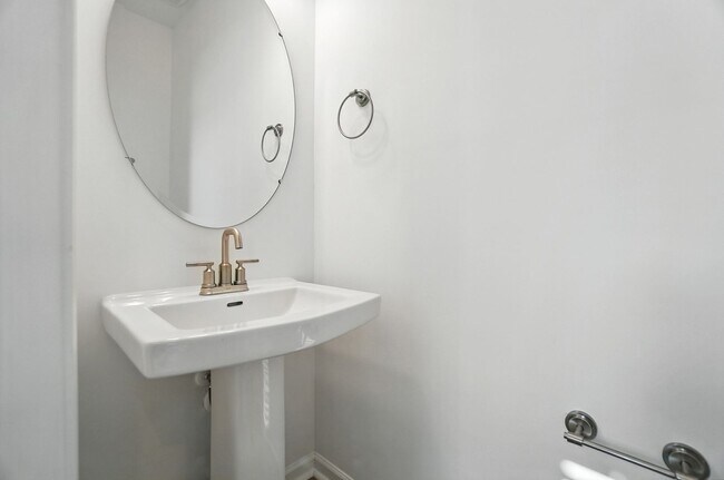 Building Photo - Brand-new three-story townhome in the Univ...