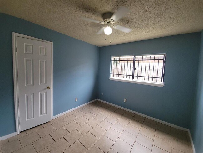 Building Photo - 8714 Valley Song Dr