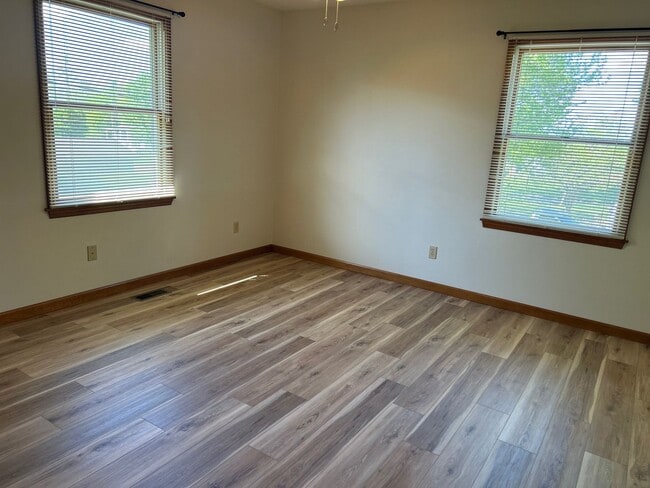 Building Photo - 3 Bedroom / 3 Bath Brick Home - Gray TN