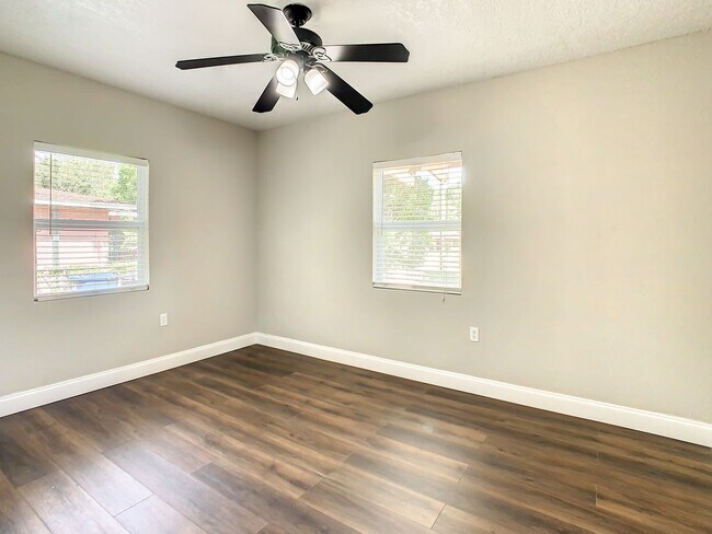 Building Photo - Charming Three bedroom one bath with huge backyard