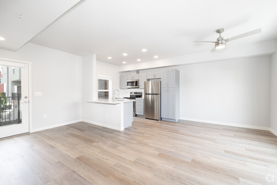 1BD, 1BA - 850SF - The Edge at State | Apartments & Townhomes