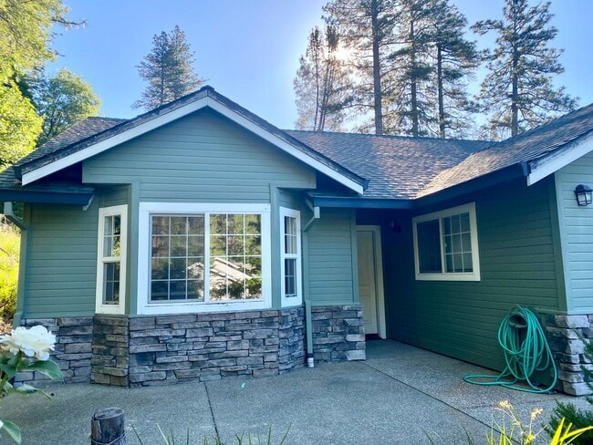 Building Photo - Well Maintained Home in Desirable Grass Va...