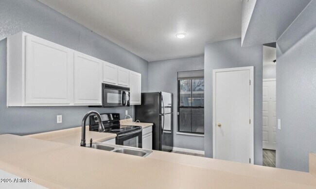 Building Photo - 280 S Elizabeth Way