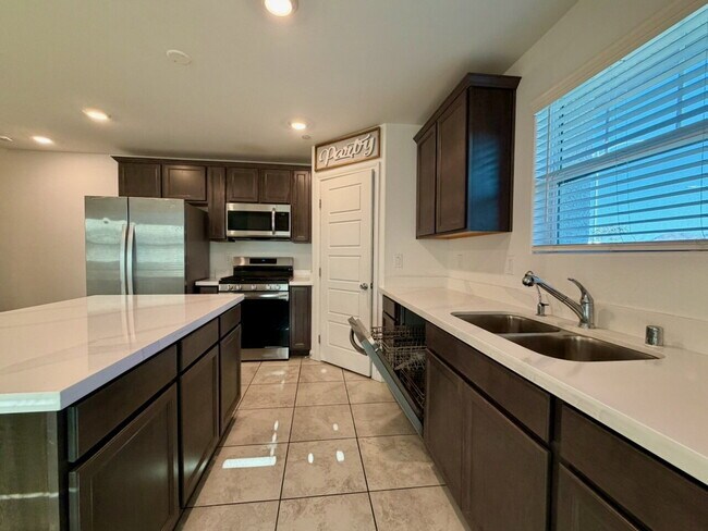Building Photo - 3 BED 2.5 BATH 2 CAR GARAGE TOWNHOUSE IN CADENCE HENDERSON WITH LOFT