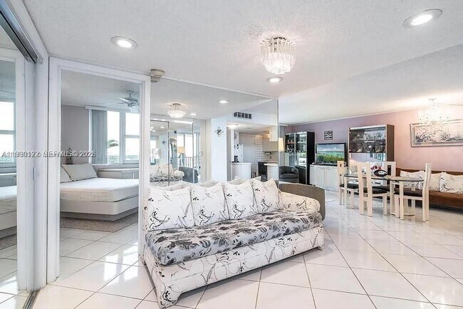 Building Photo - 2030 S Ocean Dr
