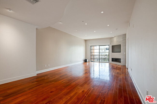 Building Photo - 8788 Shoreham Dr