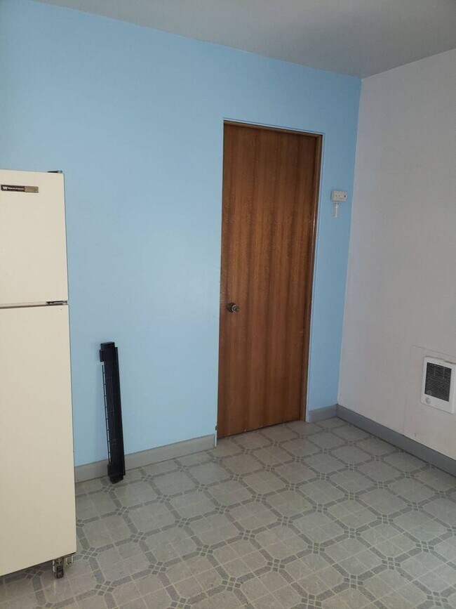 Building Photo - 1065 NE Duncan Ln