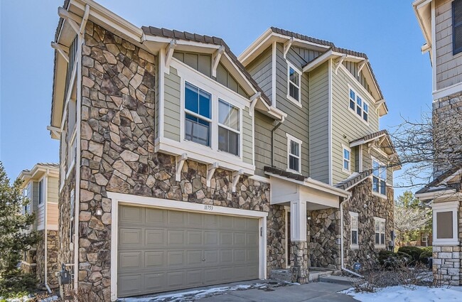 Building Photo - Huge room in a large shared home, private ...