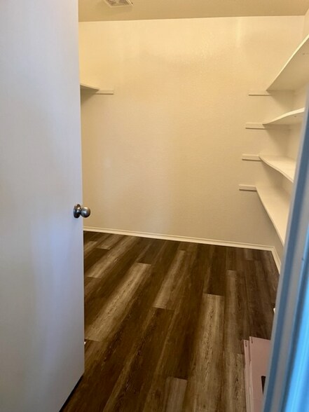 Building Photo - 102 Branding Iron Dr