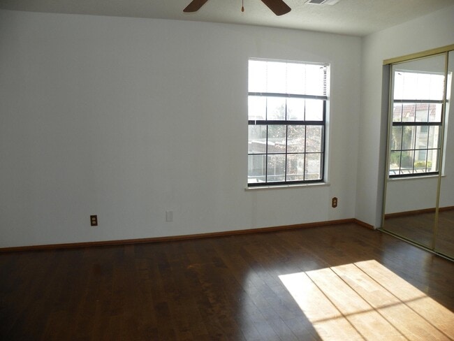 Building Photo - 839 Country Club Dr SE