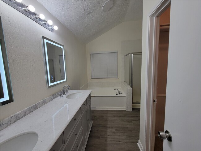 Building Photo - 2034 Village Park Dr