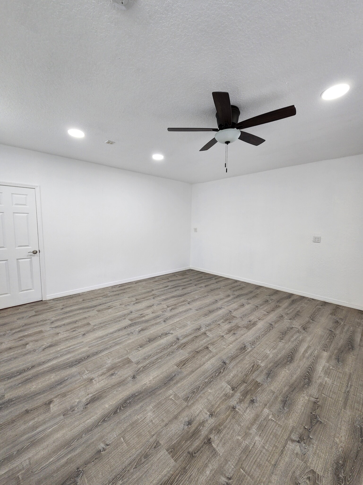Master bedrm 1 - 7911 Napoleon St
