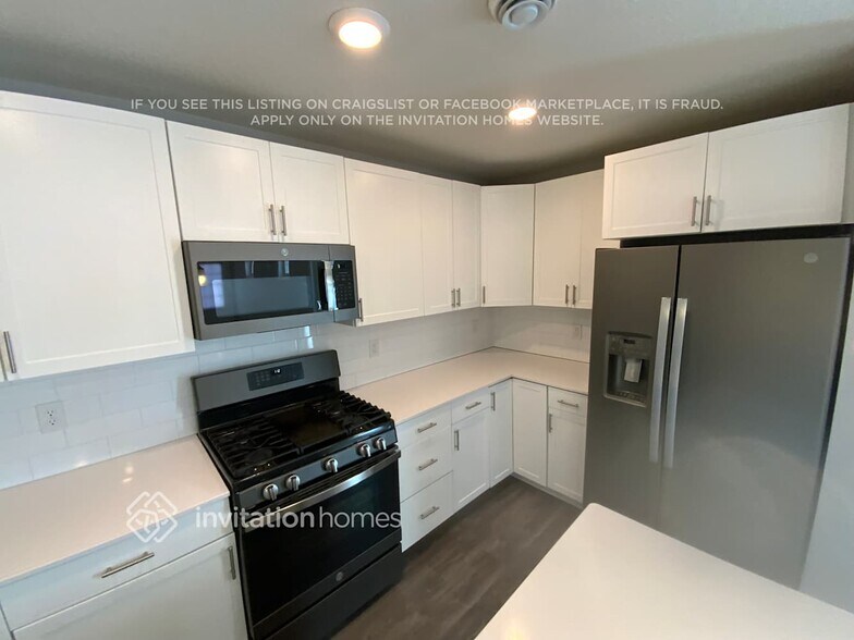 Building Photo - 10900 Everest Pl N