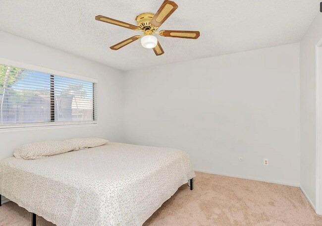 Building Photo - Beautiful 3 Bedroom 2 Bath