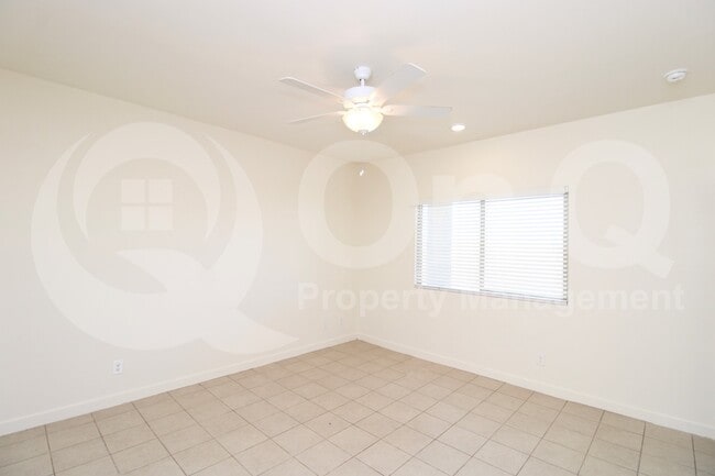 Building Photo - 744 E Diamond Dr