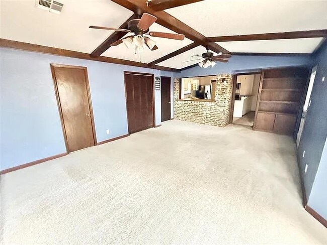 Building Photo - 601 Sky Cir