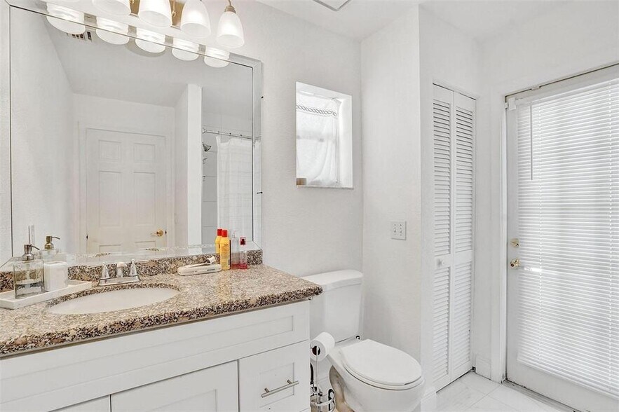 Building Photo - 6512 NW 54th Ct