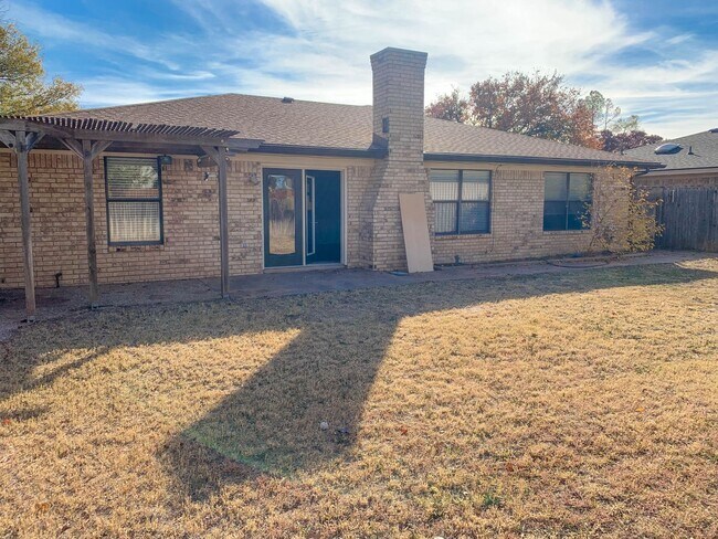 Building Photo - Sweet Spacious Home with a 2-Car Garage!
