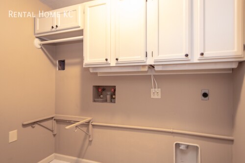 Building Photo - Beautifully updated split level with Finis...