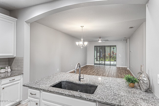Building Photo - 7544 Loren Cove Dr