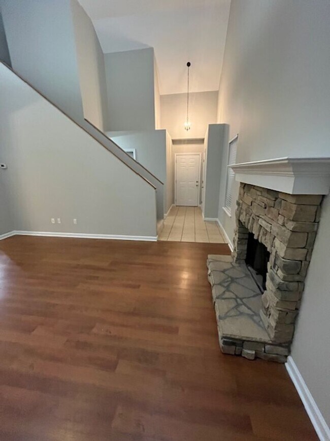 Building Photo - 3 Bedroom, 2.5 Bathroom in Lexington!
