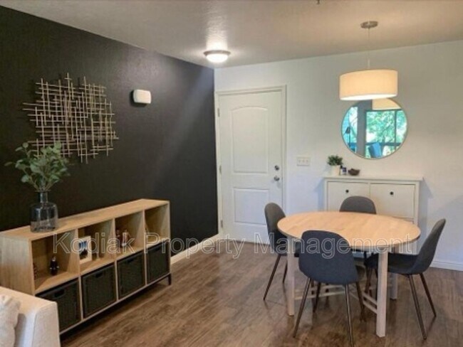 Building Photo - 1044 E 400 S